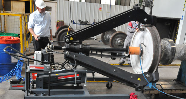 Easy removal of bearings, wheels and other drive components