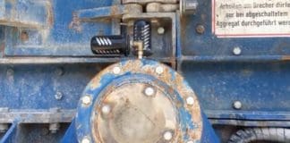 Automatic lubrication on a mobile crushing and screening plant